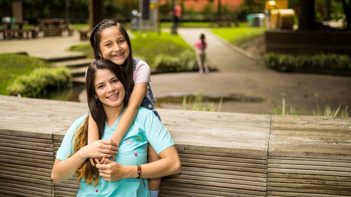 Cuidadora de Trunanny acompañando a una niña