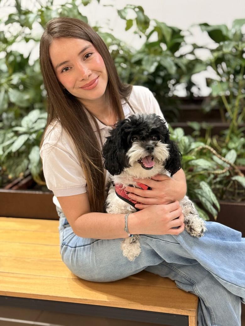 Cuidadora Trupets paseando a un perro